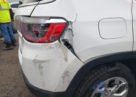 2024 Jeep Compass Latitude 4X4 z USA, uszkodzony, nr VIN 3C4NJDBN1RT118125